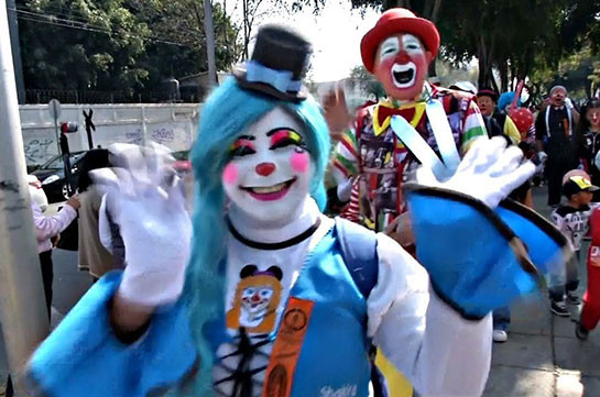 Клоуны Мексики завершают уходящий год паломничеством (Видео)