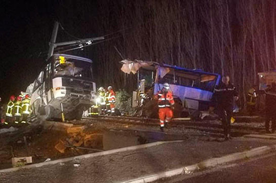 При столкновении поезда и школьного автобуса во Франции погибли четыре человека