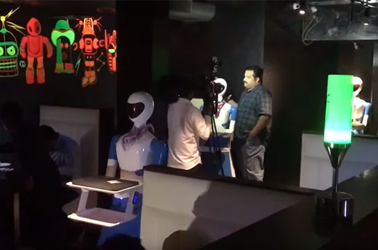Ресторан в Индии заменил официантов роботами (Видео)