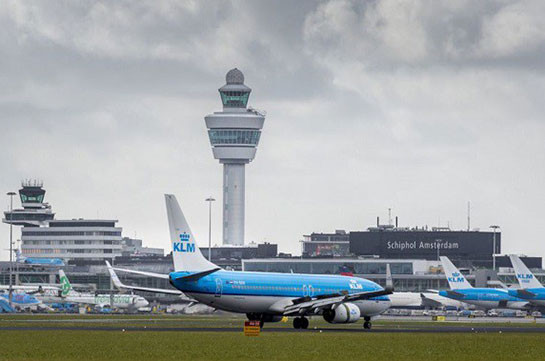 Полиция открыла огонь по вооруженному мужчине в аэропорту Амстердама