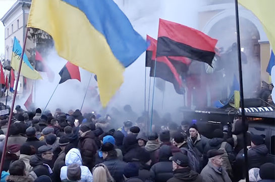 В Киеве при попытке штурма Октябрьского дворца пострадали 32 полицейских (Видео)