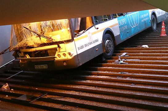 В Москве автобус въехал в подземный переход, погибли 4 человека, ранены 13