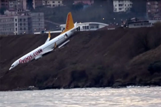 В Турции самолет скатился с обрыва возле аэропорта (Видео)