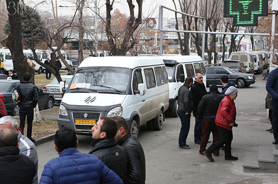 Երևանում երթուղային տաքսիների վարորդները բողոքի ակցիա են անում