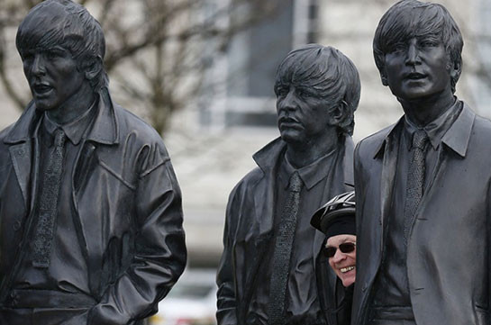 Поклонники The Beatles по всему миру отмечают ежегодный день группы