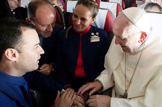 Папа Римский обвенчал стюардессу и бортпроводника во время полета (Видео)