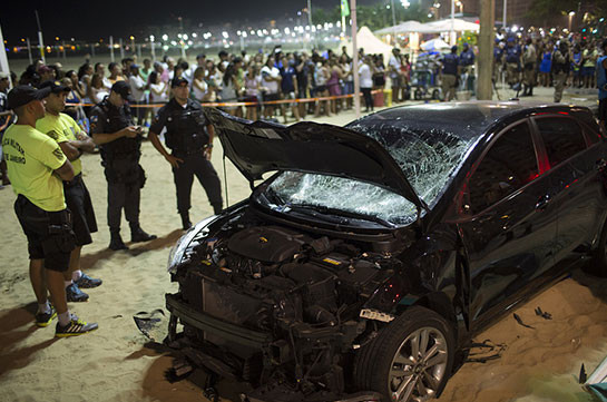 Автомобиль въехал на набережную в Рио-де-Жанейро, не менее 15 человек пострадали (Видео)