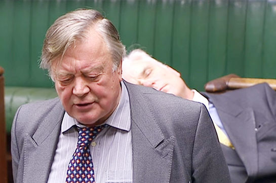 В Британии депутат заснул во время дебатов по Brexit