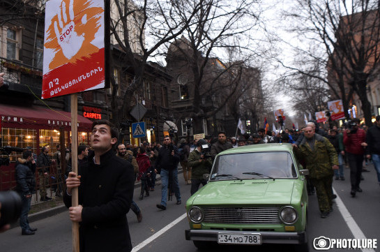 В Ереване проходит шествие против роста цен. Символ шествия – характеризующий экономику Армении автомобиль прошлого века ВАЗ - 2101 «Жигули»