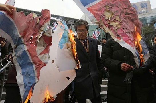 Ցուցարարները Սեուլում այրել են ԿԺԴՀ-ի դրոշը և Կիմ Չեն Ընի դիմանկարը՝ ի նշան Օլիմպիադային մասնակցության դեմ բողոքի