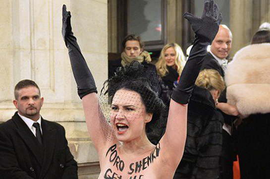 Активистка Femen оголилась перед Порошенко на Венском балу. Фото