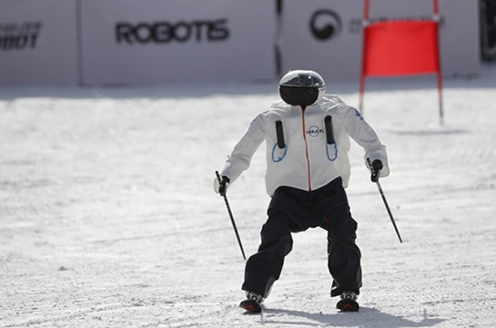 В Южной Корее завершились первые соревнования роботов-лыжников (Видео)