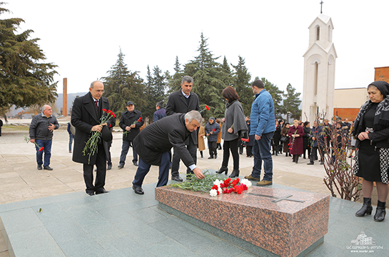Депутаты Арцаха почтили память первого председателя Верховного совета НКР Артура Мкртчяна