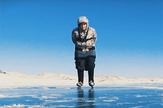 76-летняя пенсионерка катается по замёрзшему Байкалу (Видео)