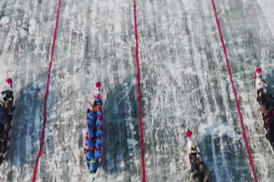 В Китае прошли гонки на льду на традиционных лодках-драконах (Видео)