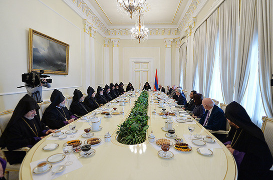 Президент Армении принял членов Верховного духовного совета ААЦ