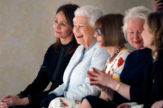 Королева Великобритании впервые побывала на Лондонской неделе моды