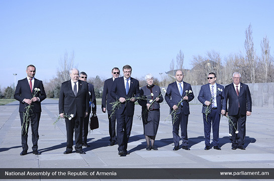 Российская делегация посетила мемориальный комплекс «Цицернакаберд»