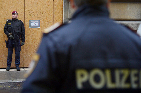 В Вене у здания парламента неизвестный напал на полицейского
