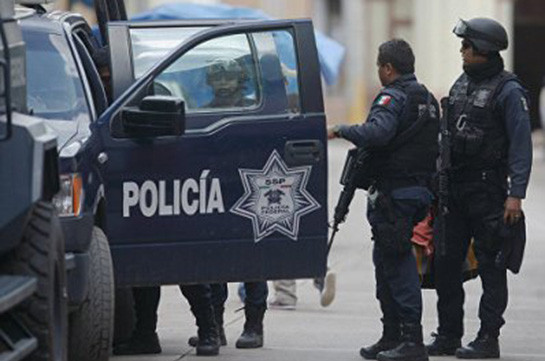 Мексиканские полицейские попали под следствие из-за фотографий с полуобнаженными туристками