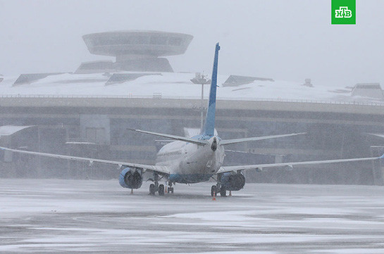 В аэропортах Москвы из-за непогоды отменили и задержали более 30 рейсов