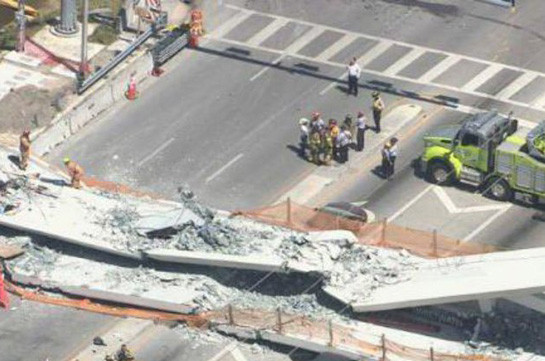 В Майами рухнул пешеходный мост (Видео)