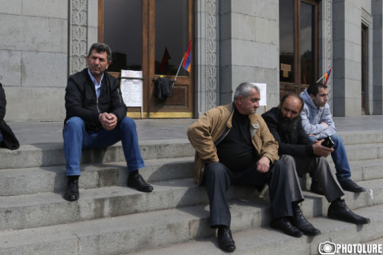 Володя Аветисян начал сидячий пикет на площади Свободы