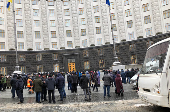 В Киеве протестующие подрались с полицейскими