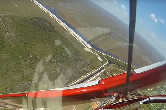 Пилоту удалось запустить отказавший двигатель в нескольких метрах от земли (Видео)