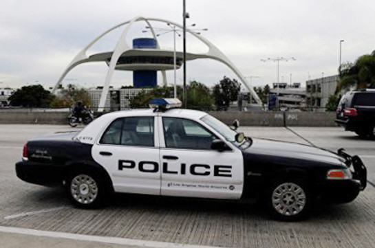 В Калифорнии автомобиль протаранил ворота авиабазы