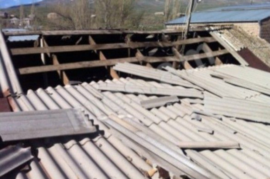 Сильный ветер повредил крыши домов в Лорийской области