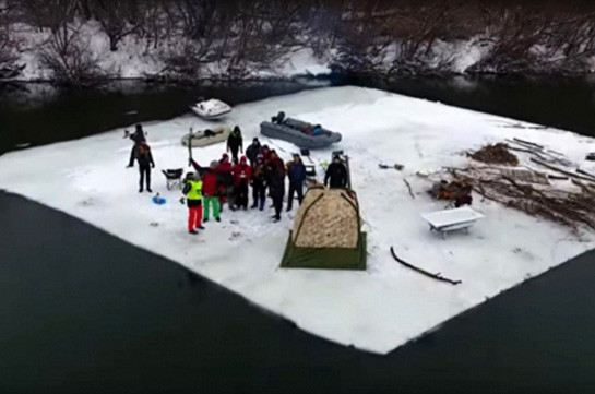 Воронежские экстремалы устроили пикник на дрейфующей льдине