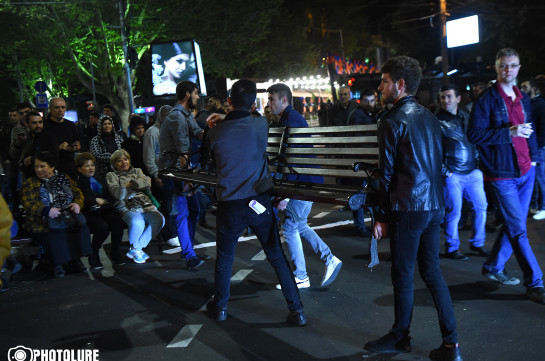 Участники митинга заблокировали Площадь Франции в Ереване в пяти направлениях (Видео)