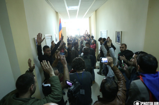 Никол Пашинян и его сторонники ворвались в здание Общественного радио Армении
