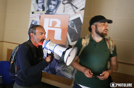 Никол Пашинян и участники акции покинули здание Общественного радио