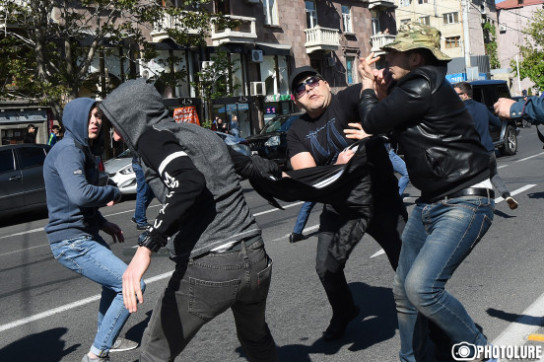 Ծեծկռտուք՝ Հերացի փողոցում. վարորդն ու ուղևորները ծեծեցին ցուցարարներին՝ փորձելով վրաերթի ենթարկել նրանց (լուսանկարներ, տեսանյութ)