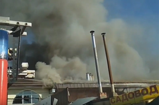 В Нальчике локализовали пожар на рынке (Видео)