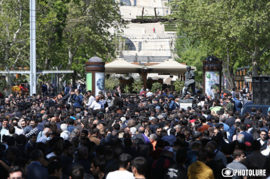 Пашинян призвал демонстрантов отправиться к зданию парламента