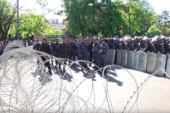 При невыполнении Николом Пашиняном требований полиция разгонит митинг в Ереване, применив силу и спецсредства