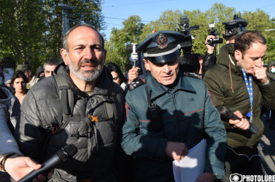 Пашинян порвал уведомление полиции о прекращении акций протеста в Ереване