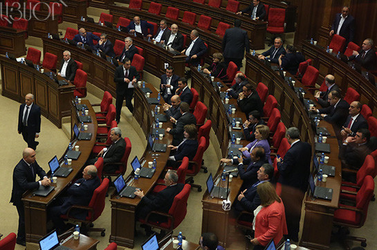 Стартовало специальное заседание парламента: кворум для выборов премьер-министра обеспечен