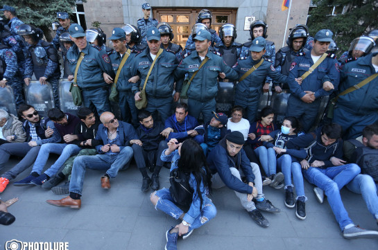 Полиция зачищает от демонстрантов входы в правительственные здания в Ереване