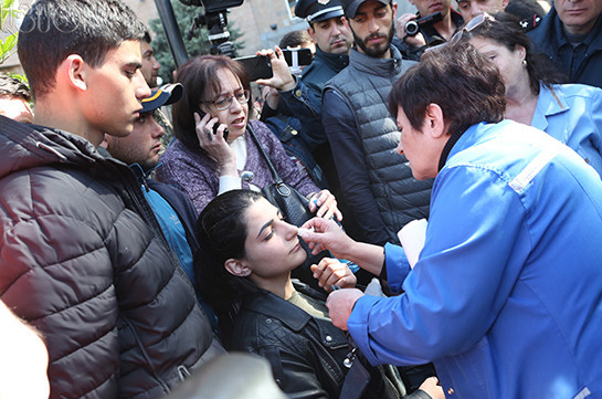 Врачи оказали помощь девушке, пострадавшей при действиях полиции в Ереване
