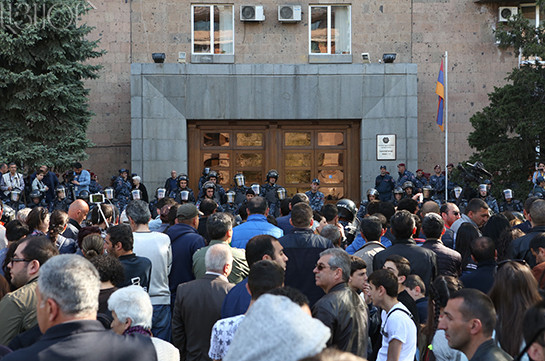 В Ереване в отделения полиции доставлены 20 человек