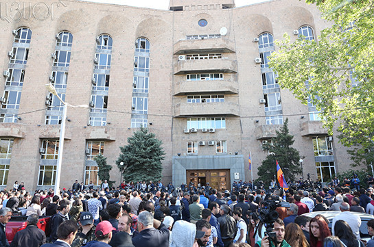 Ցուցարարների մի մասը երթ է անցկացնում Երևանում, մյուս մասը մնացել է կառավարության շենքի մոտ