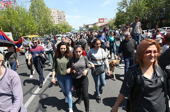 Полиция Армении: Участники акции протеста ставят под угрозу свою жизнь и здоровье
