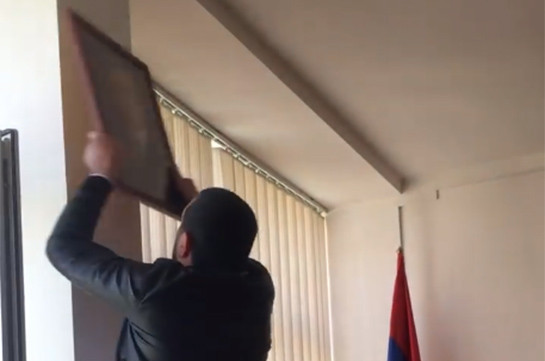 Բերման ենթարկված ցուցարարը ոստիկանության պատուհանից դուրս է շպրտել Սերժ Սարգսյանի լուսանկարը (տեսանյութ)