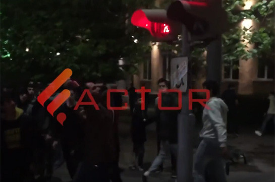 Մաշտոց-Թումանյան փողոցների խաչմերուկում անկարգությունների գործով երկու ձերբակալված կա (Տեսանյութ)