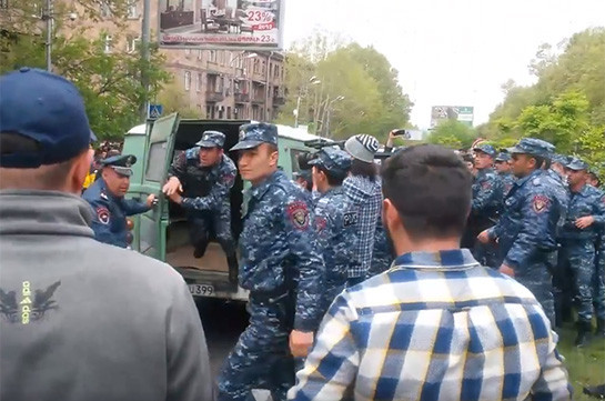 Митингующим удалось сбежать из полицейского микроавтобуса (Видео)