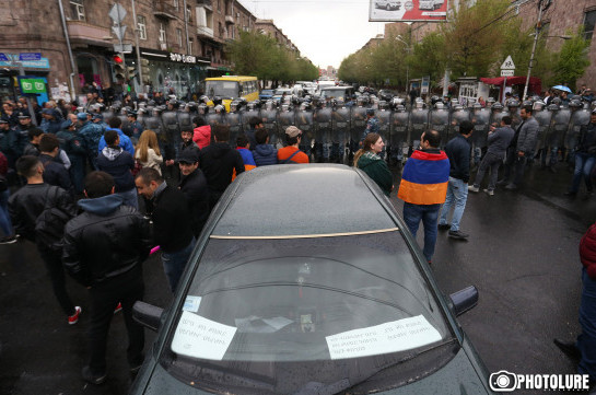 В Ереване продолжается блокировка улиц